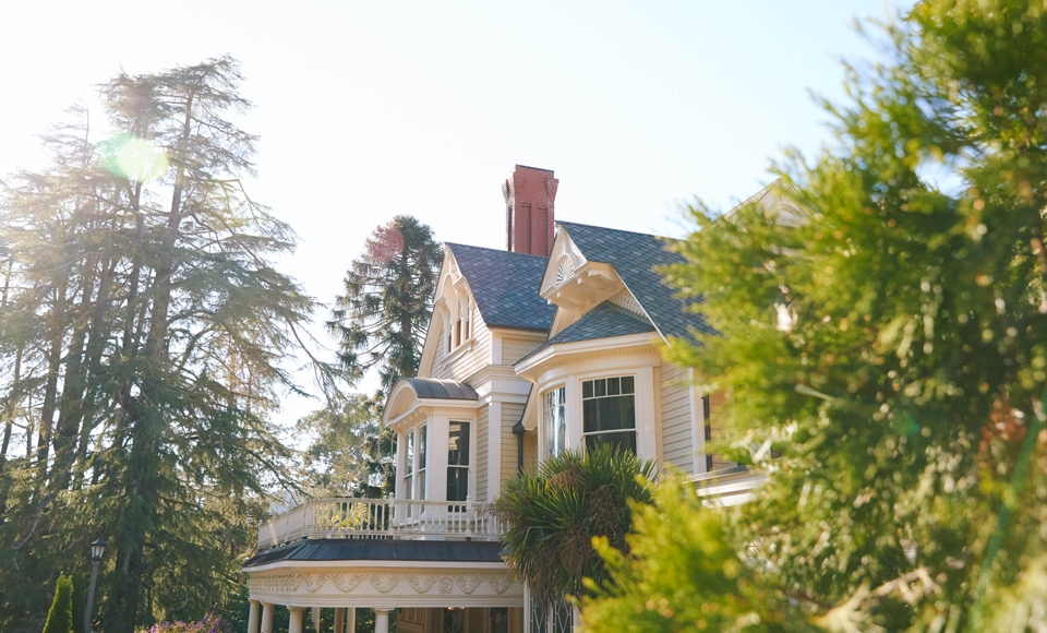 Exterior view of Edgehill Mansion on the Dominican campus on a sunny afternoon.